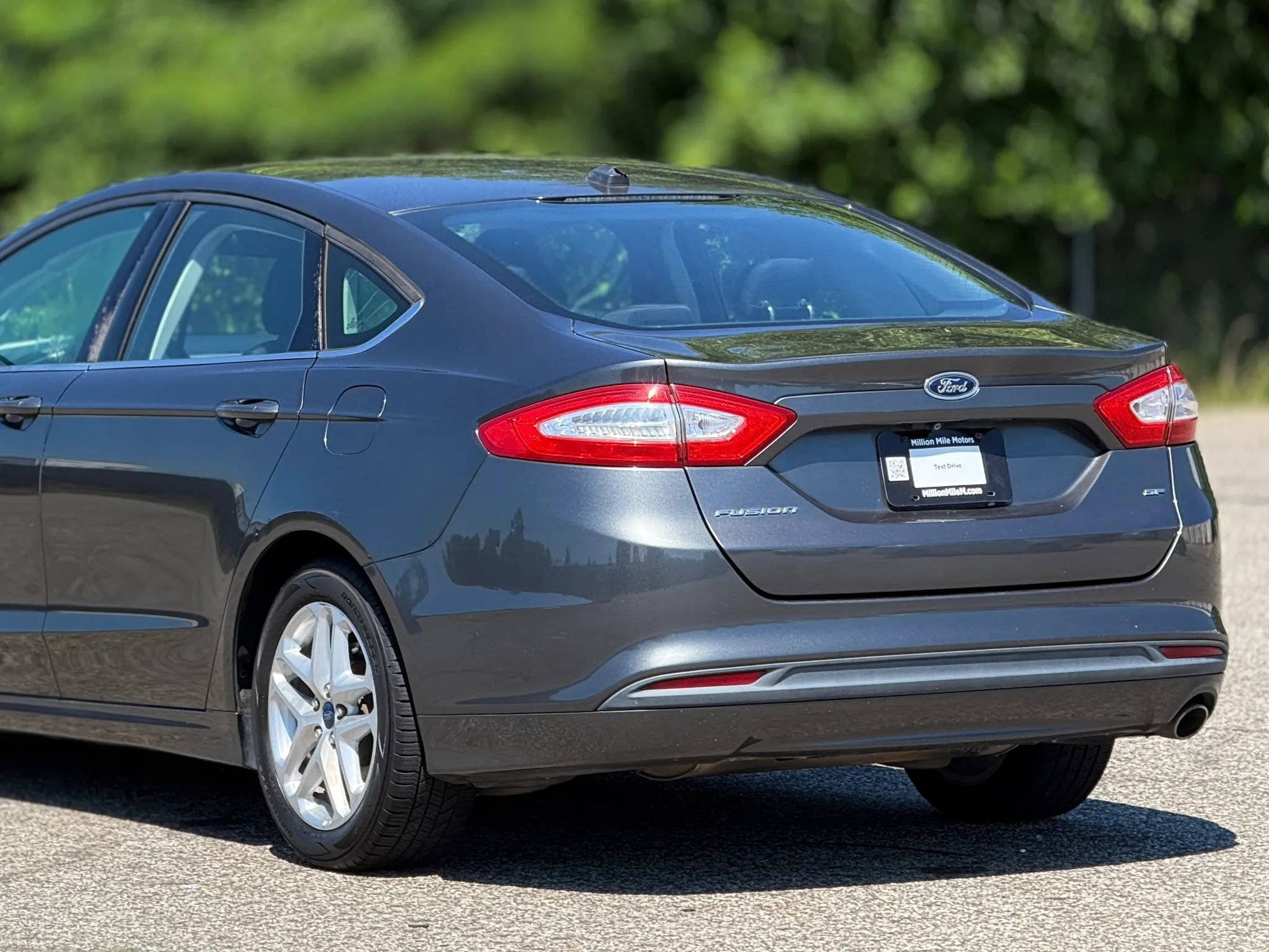 Used 2016 Ford Fusion SE FWD image 16