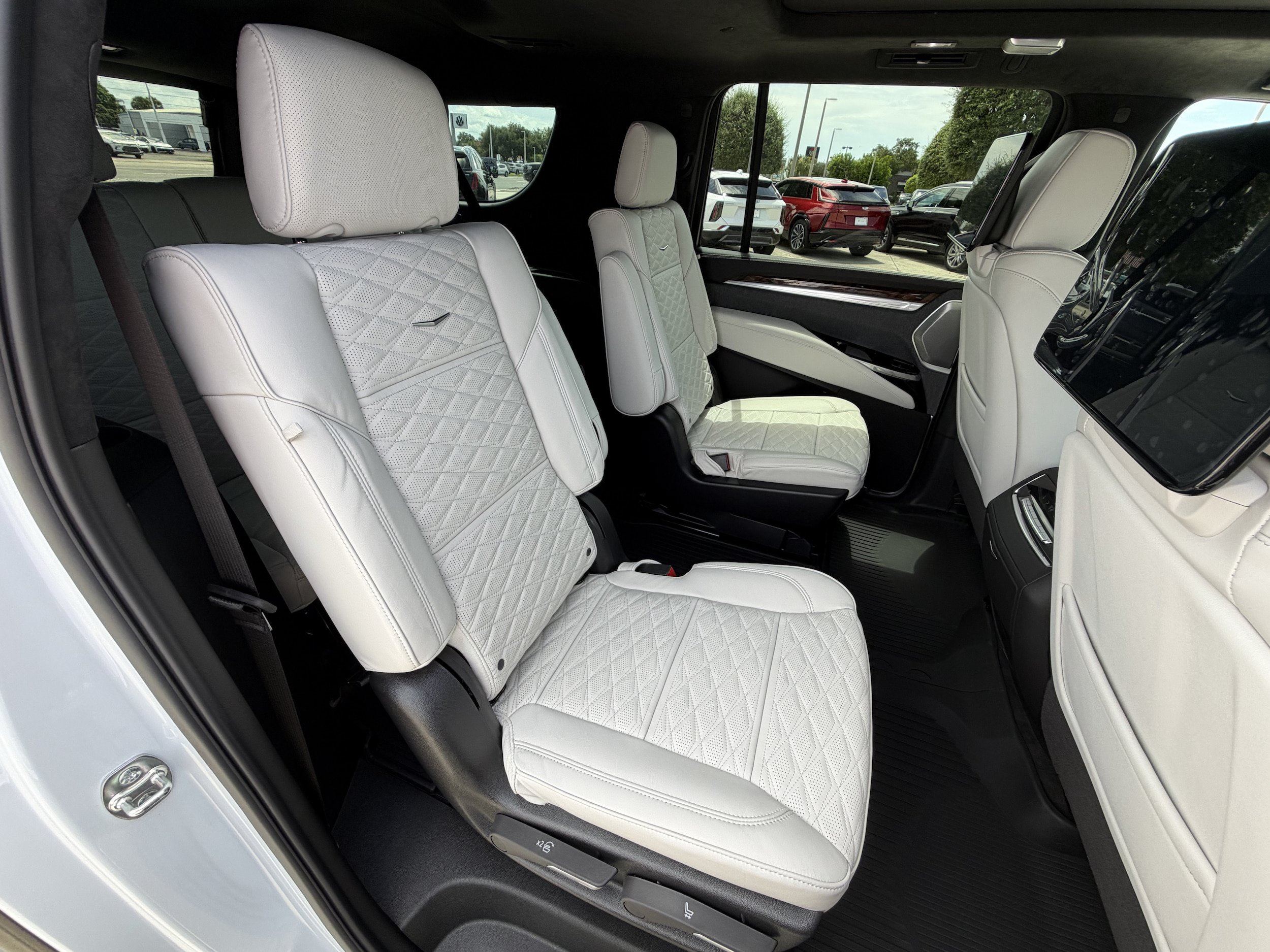 New 2026 Cadillac Escalade ESV Platinum Sport w/ LPO, ONYX Package AWD/4WD image 17