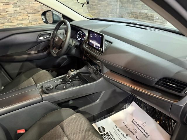 Certified 2025 Nissan Rogue SV image 3