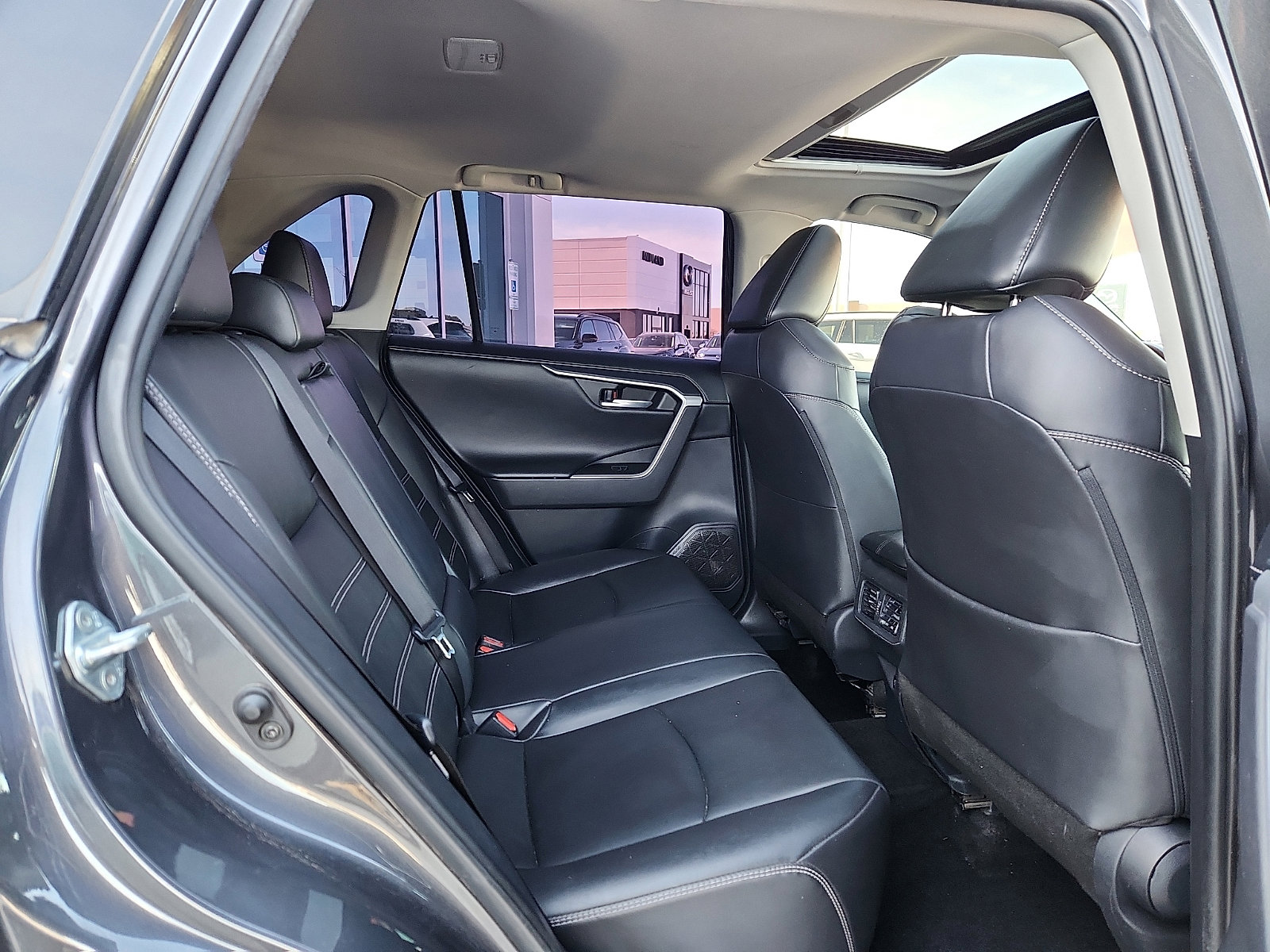 Used 2019 Toyota RAV4 Limited image 14