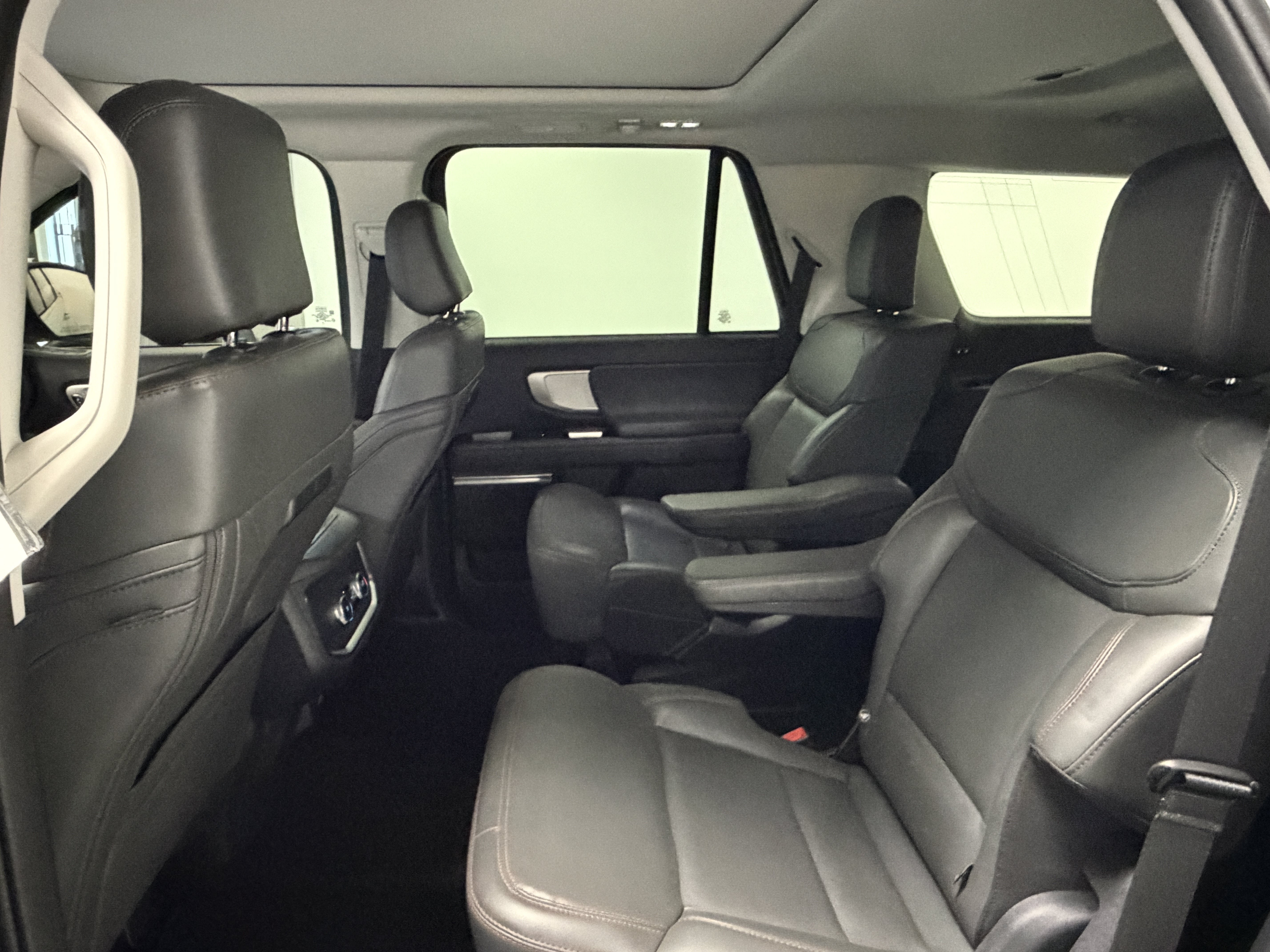 Used 2025 Ford Expedition Active AWD/4WD image 23