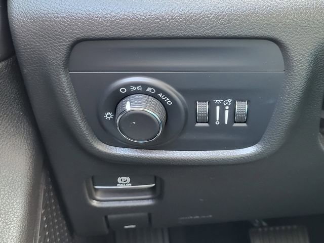 Used 2023 Jeep Grand Cherokee L Laredo AWD/4WD image 21