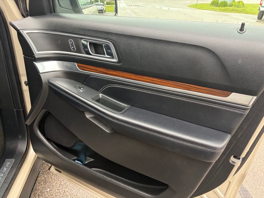 Used 2017 Ford Explorer Limited FWD image 31
