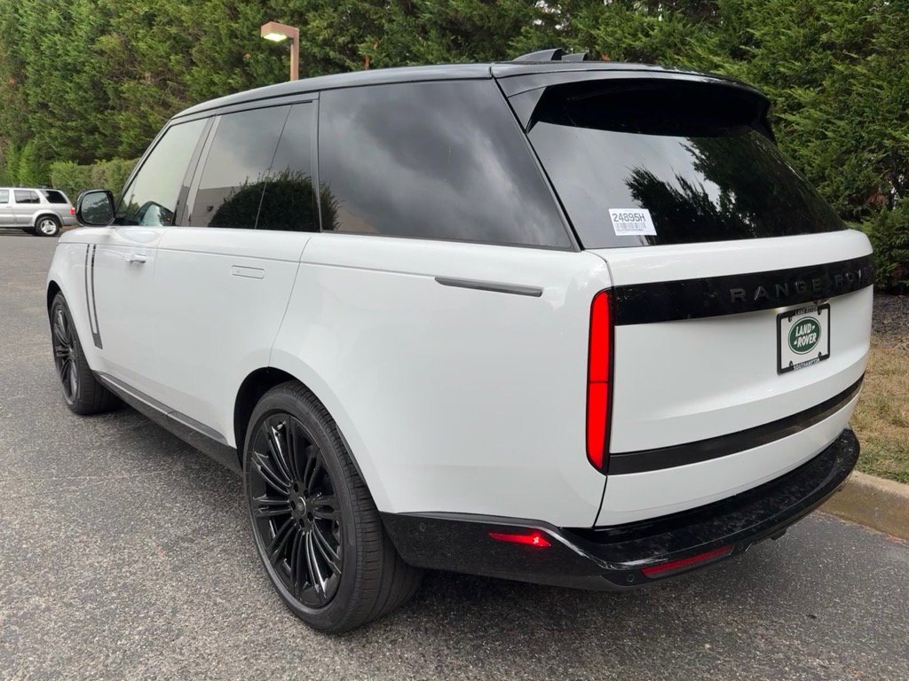 New 2025 Land Rover Range Rover SE image 3