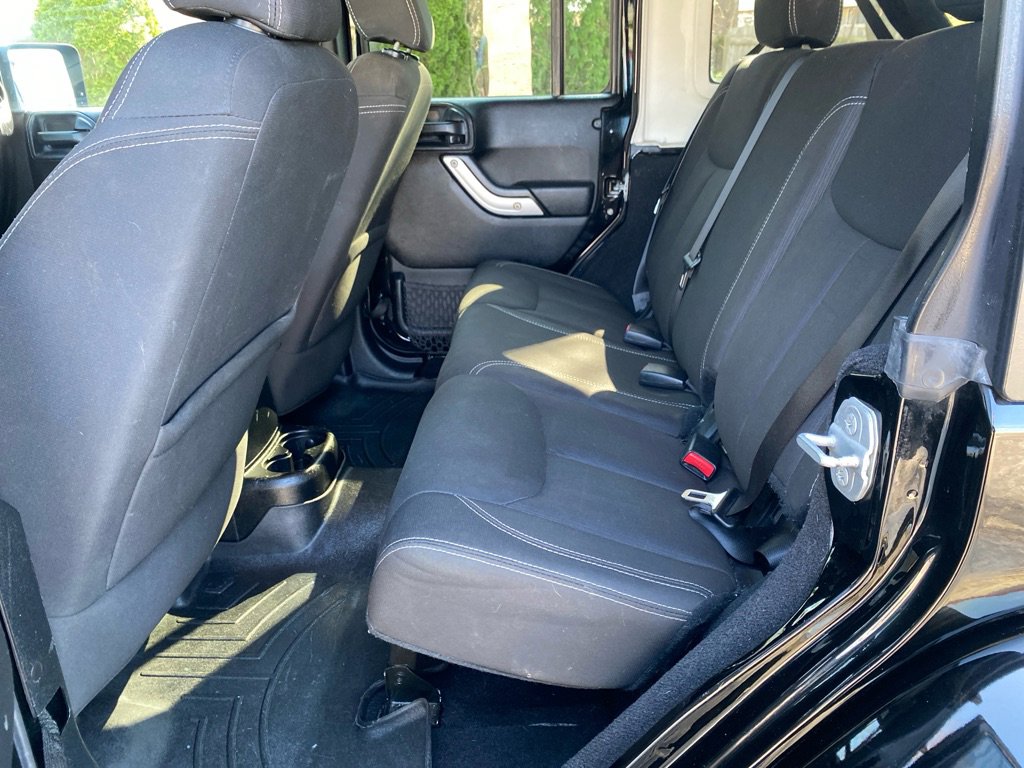 Used 2015 Jeep Wrangler Unlimited Sahara w/ Connectivity Group AWD/4WD image 16