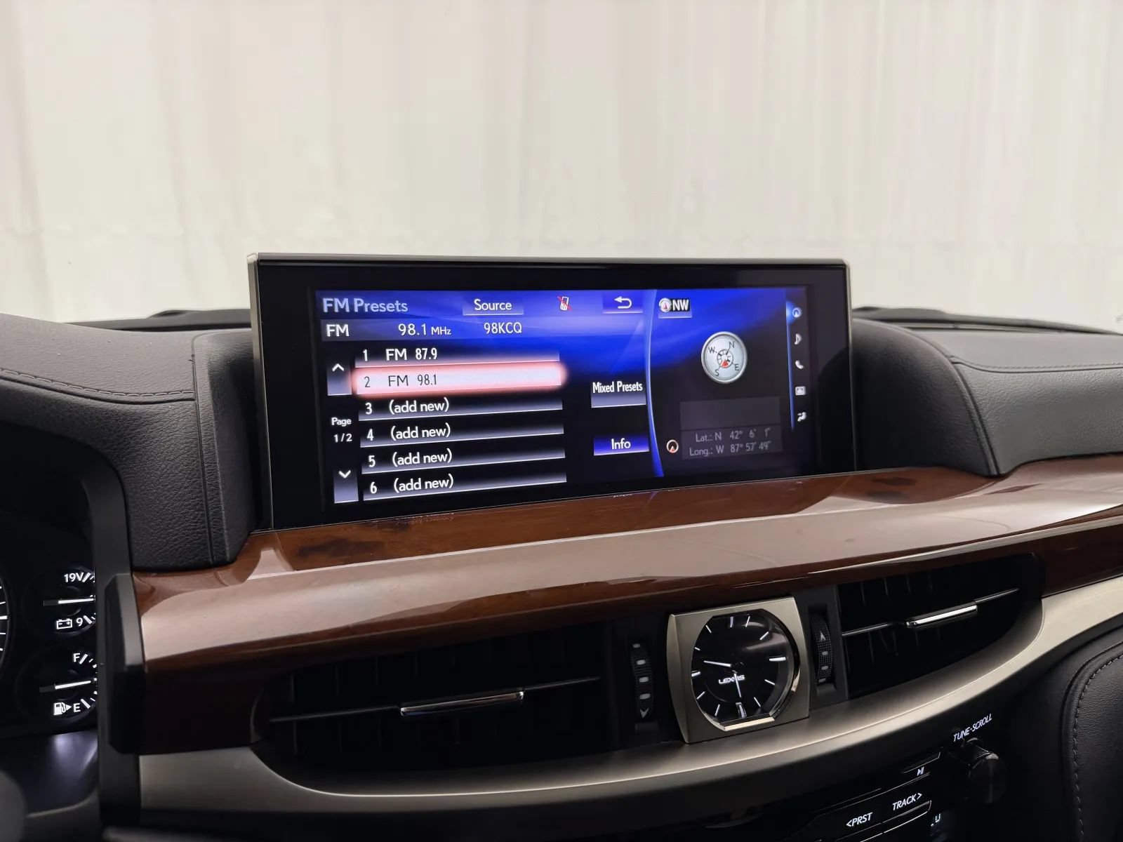 Used 2016 Lexus LX 570 4WD w/ Luxury Package image 19