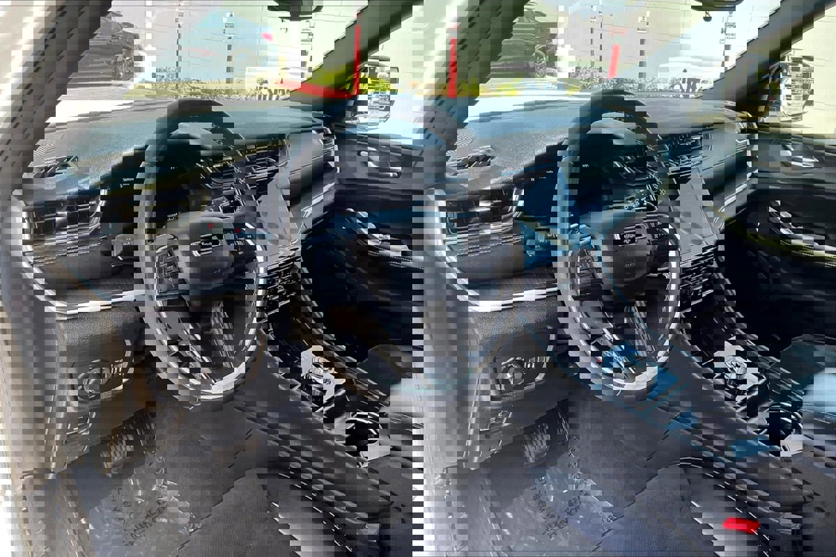 Used 2024 Jeep Grand Cherokee L Laredo image 10