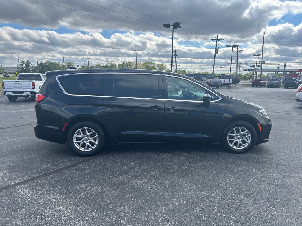 Used 2023 Chrysler Pacifica Touring-L FWD image 19
