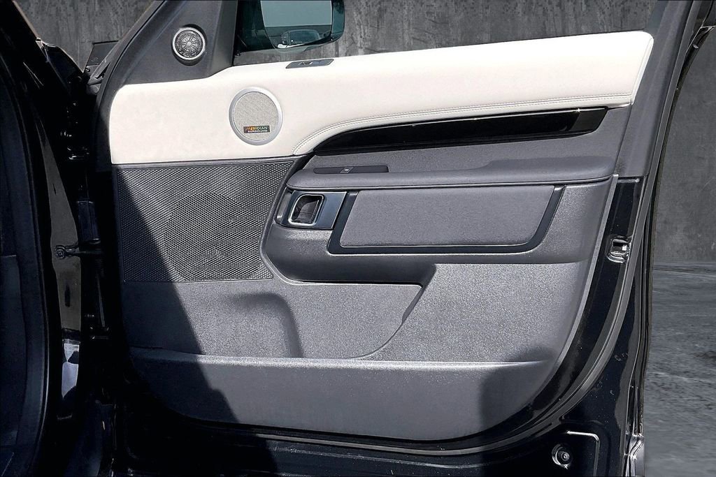 Certified 2025 Land Rover Discovery S image 28