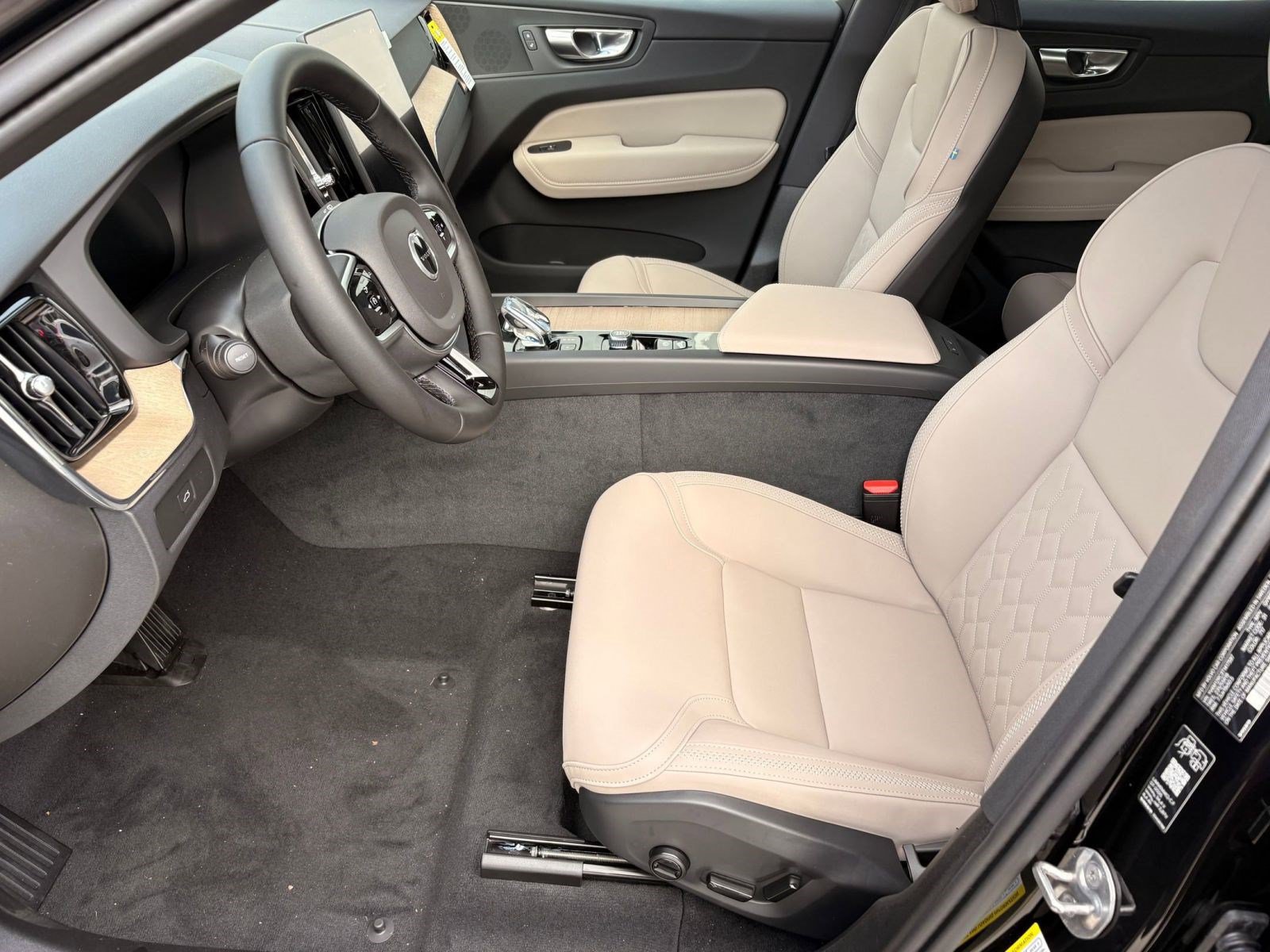 Used 2026 Volvo XC60 B5 Plus w/ Climate Package AWD/4WD image 5