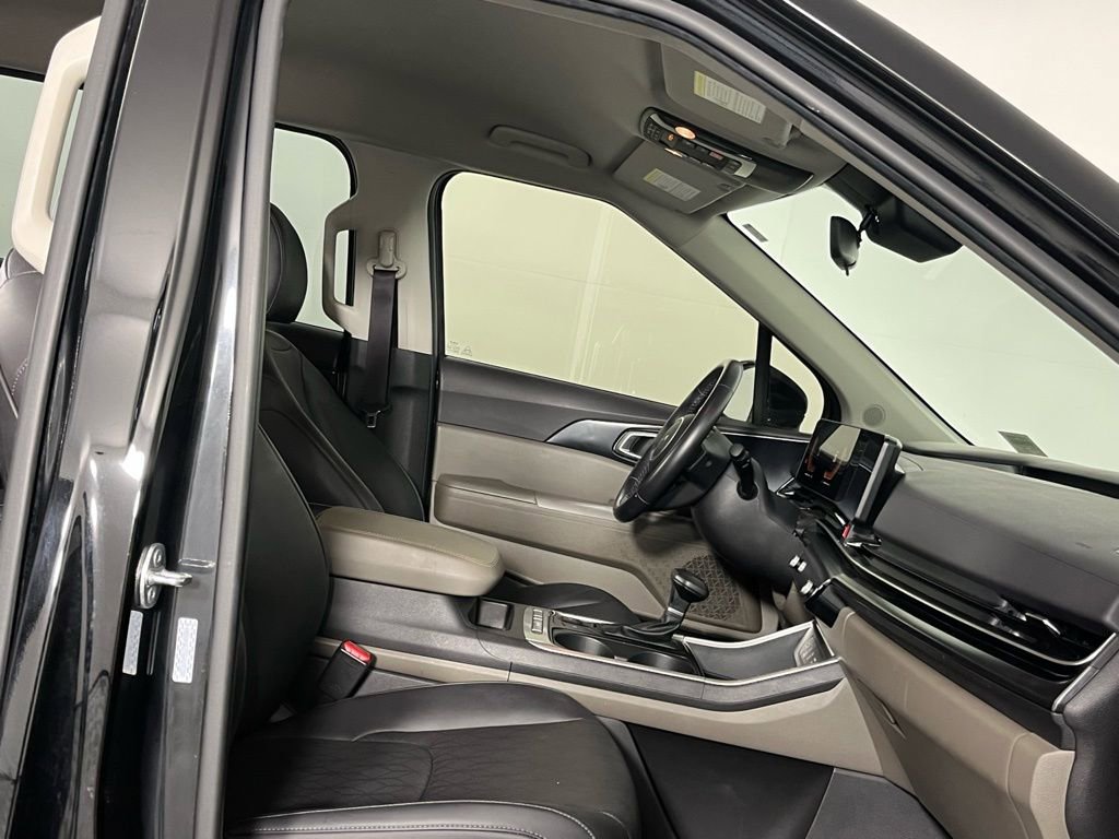 Used 2025 Kia Carnival image 33
