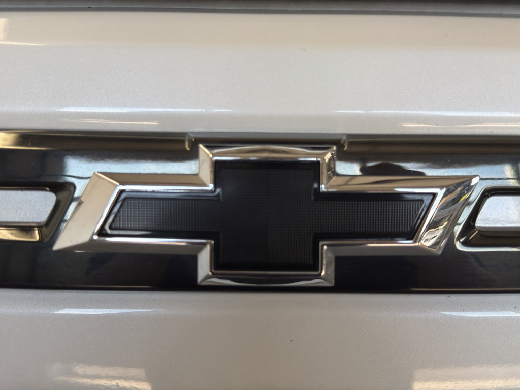 Used 2022 Chevrolet Suburban RST w/ Luxury Package AWD/4WD image 8
