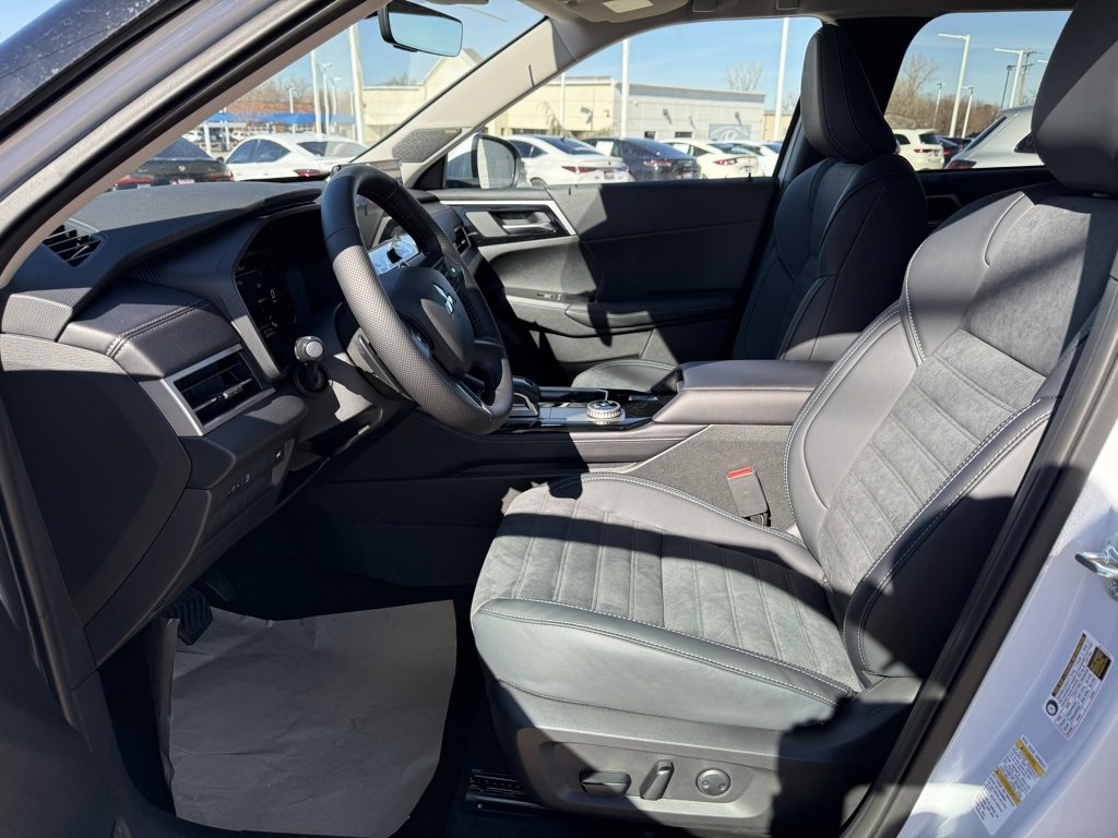 New 2026 Mitsubishi Outlander SE image 16