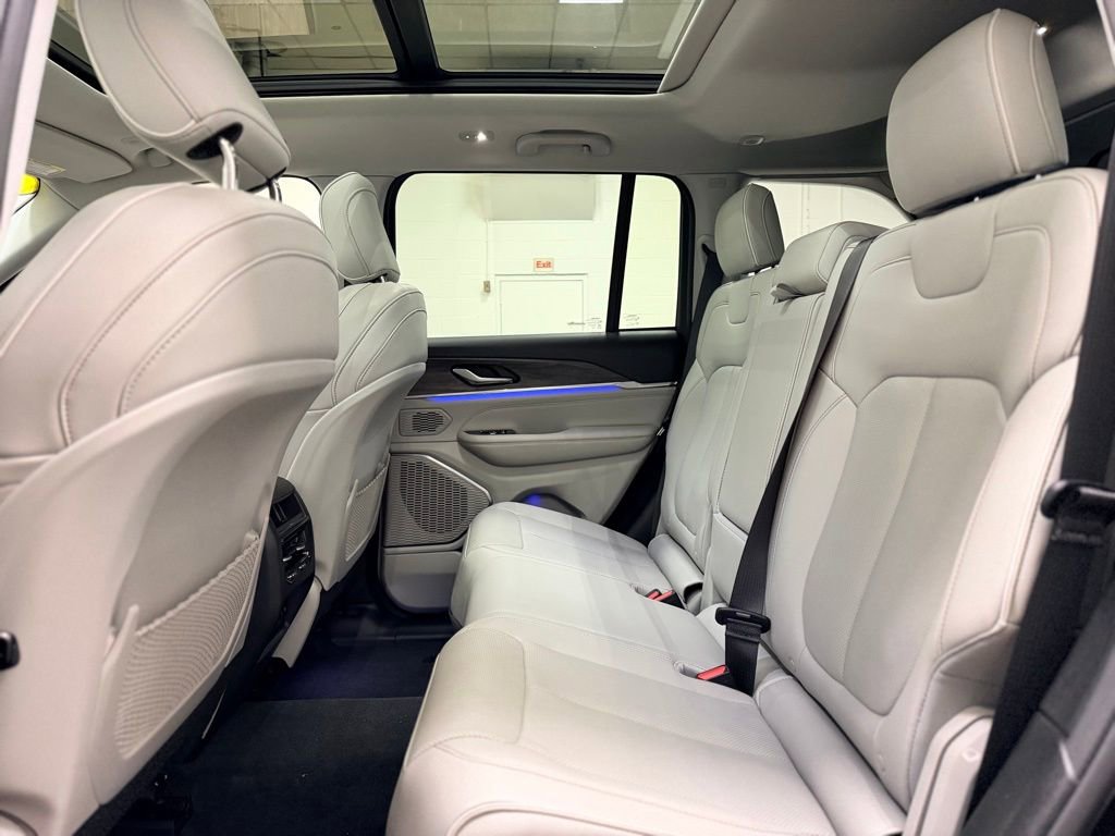 Used 2022 Jeep Grand Cherokee Overland AWD/4WD image 23