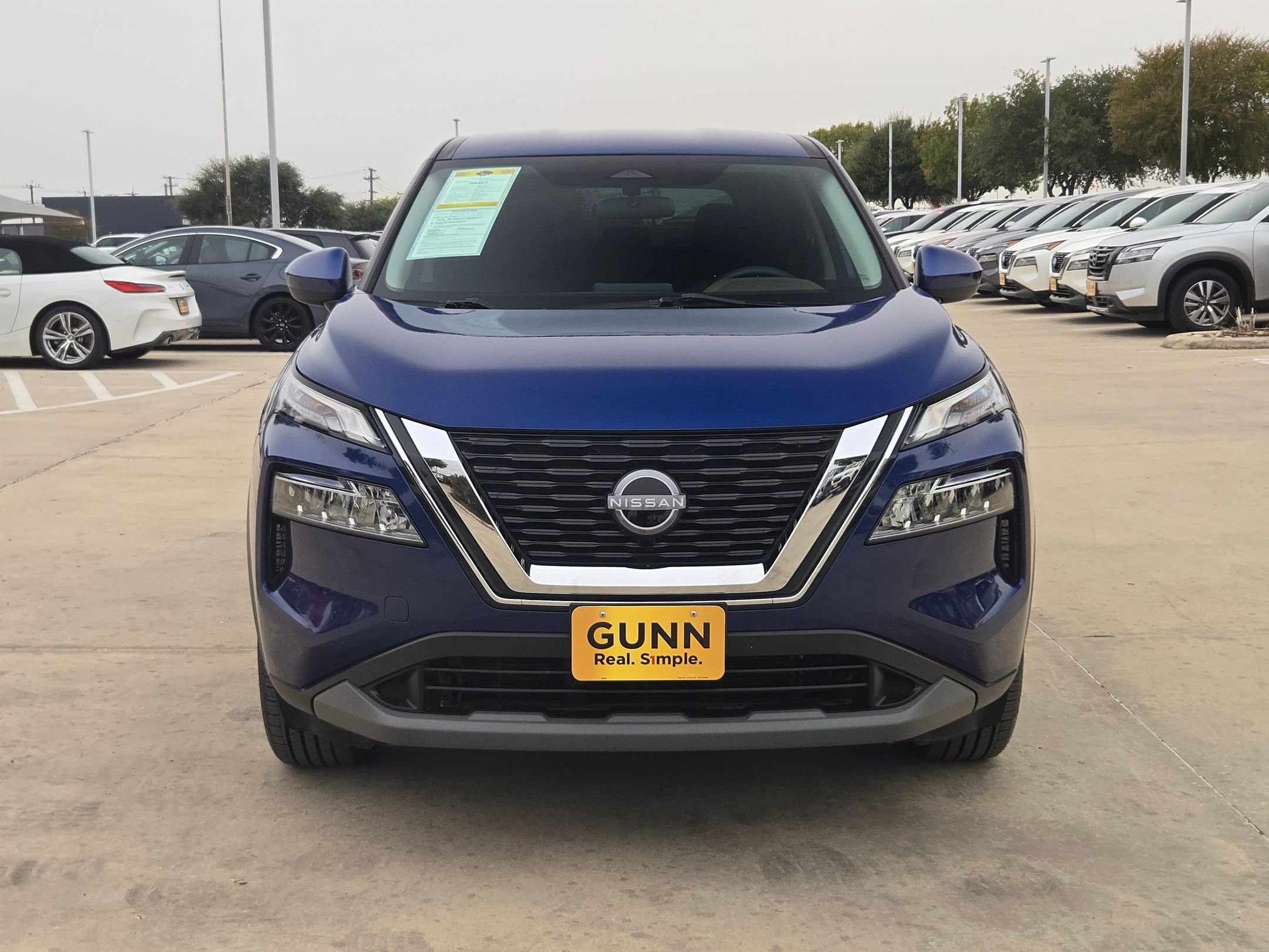 Used 2023 Nissan Rogue SV image 2