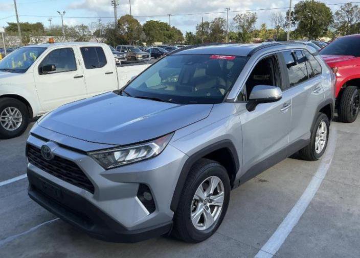 Used 2020 Toyota RAV4 XLE image 1