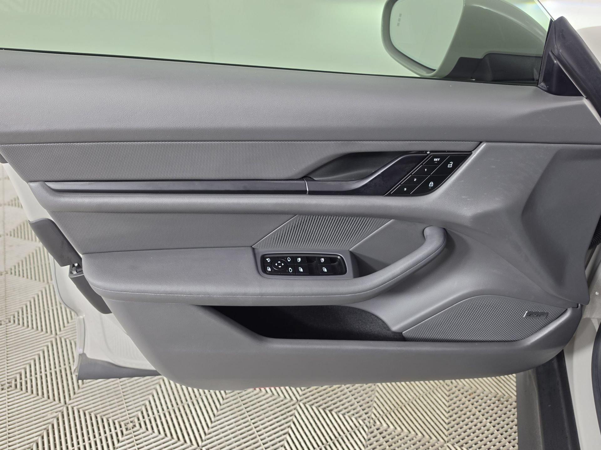 Used 2022 Porsche Taycan RWD image 18