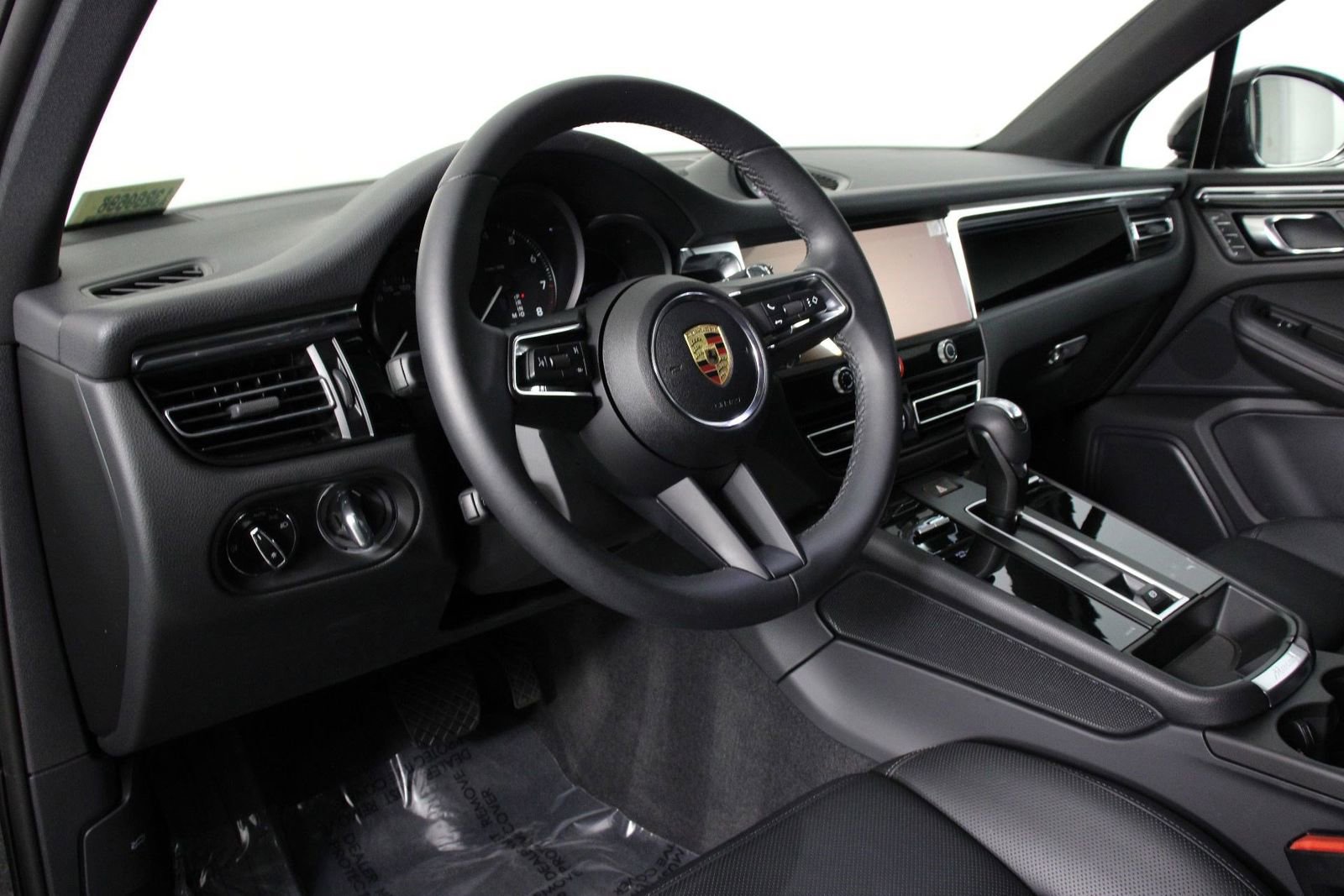 Certified 2025 Porsche Macan image 4
