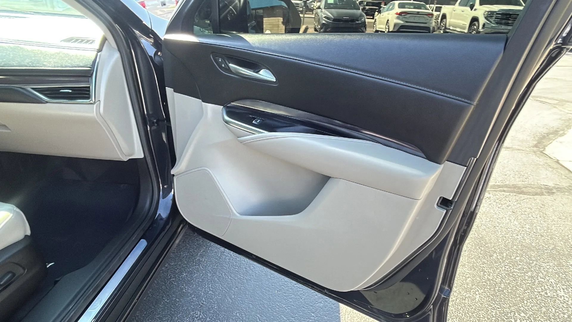Used 2022 Cadillac XT4 Luxury w/ Cold Weather Package image 16