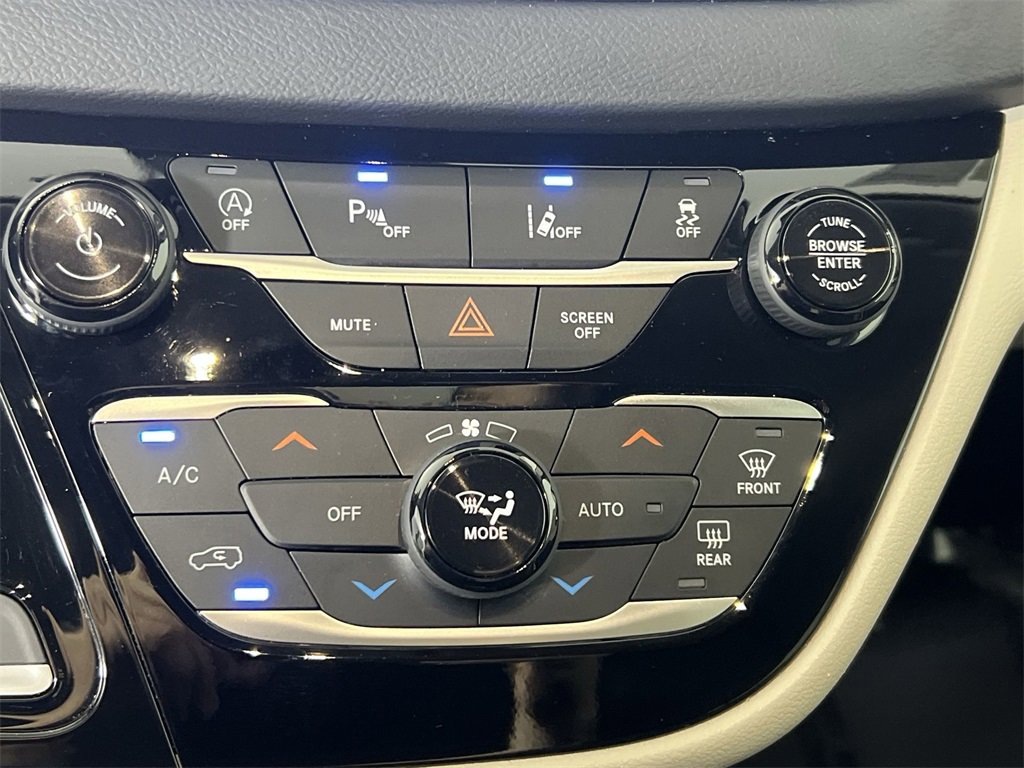 Used 2024 Chrysler Pacifica Touring-L image 16