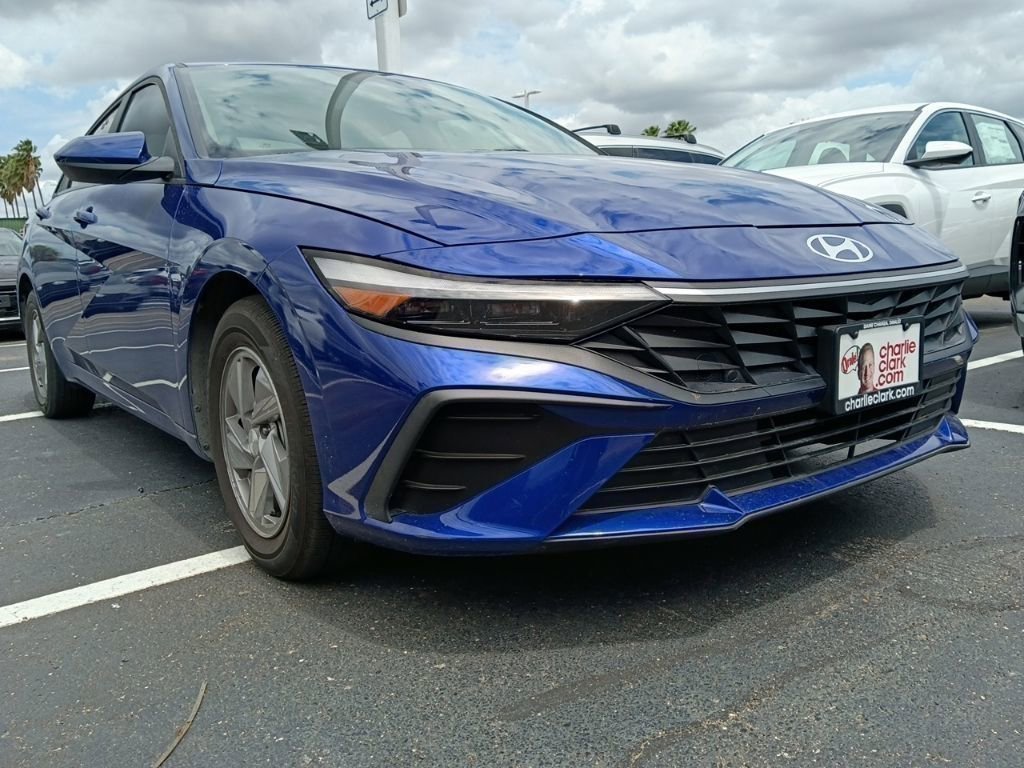 Used 2024 Hyundai Elantra SE FWD image 2