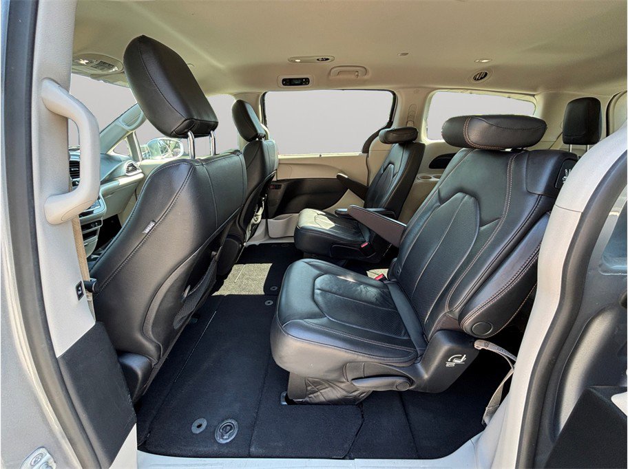 Used 2020 Chrysler Pacifica Touring-L FWD image 34