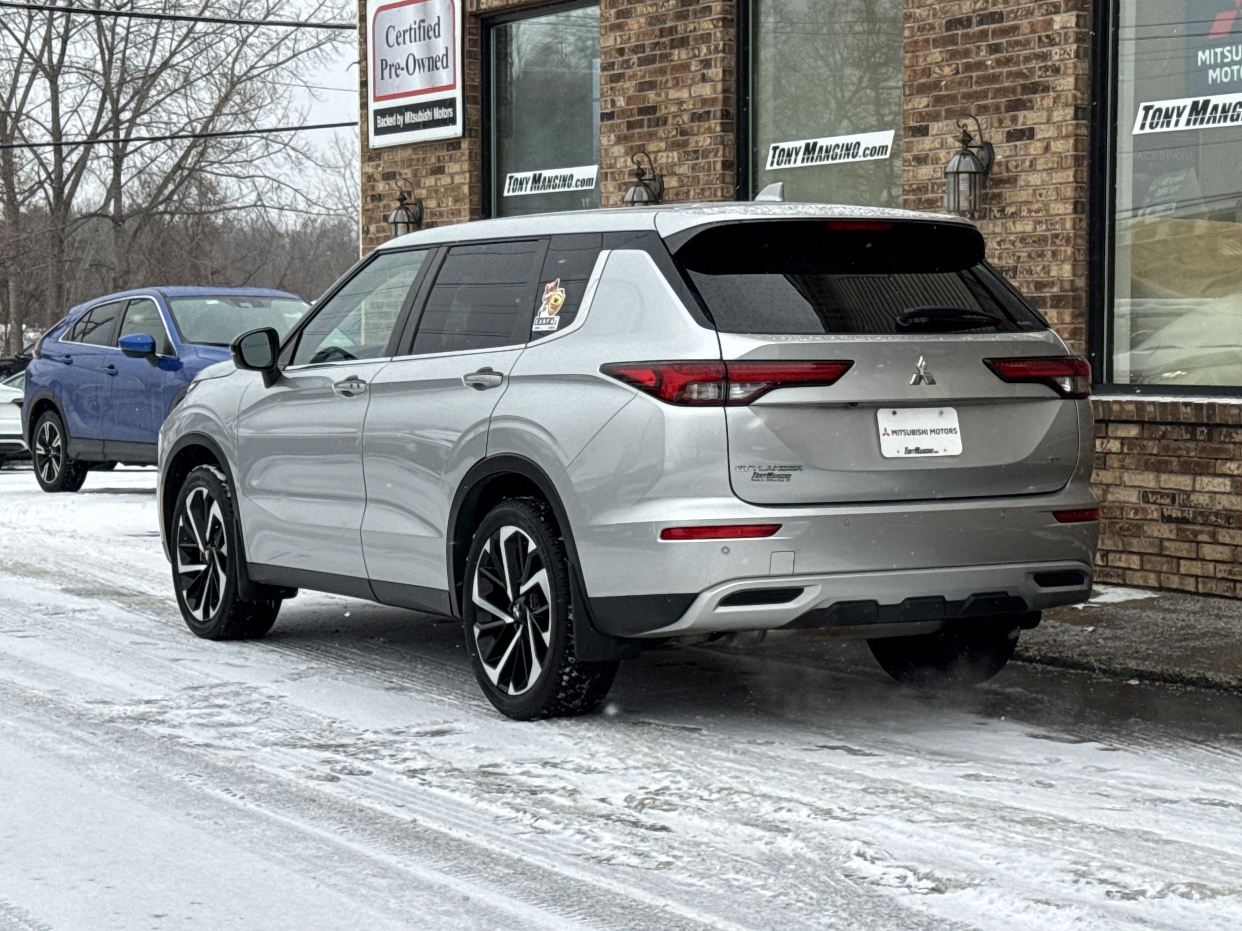 Used 2022 Mitsubishi Outlander SE image 3