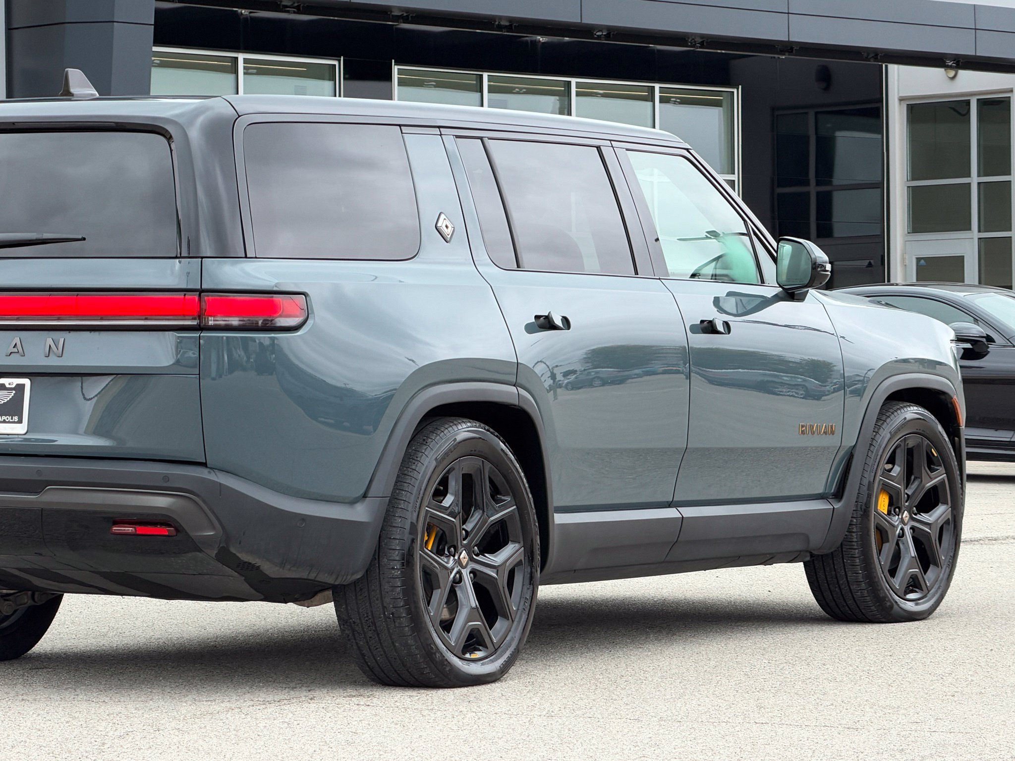 Used 2025 Rivian R1S Premium Dual AWD/4WD image 10