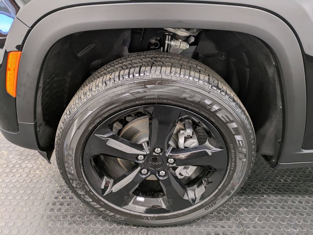 Used 2025 Jeep Grand Cherokee Altitude image 7