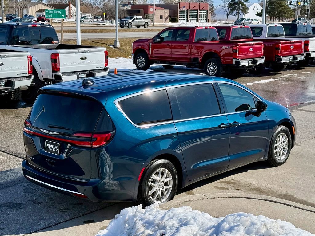 Used 2025 Chrysler Pacifica Select image 6