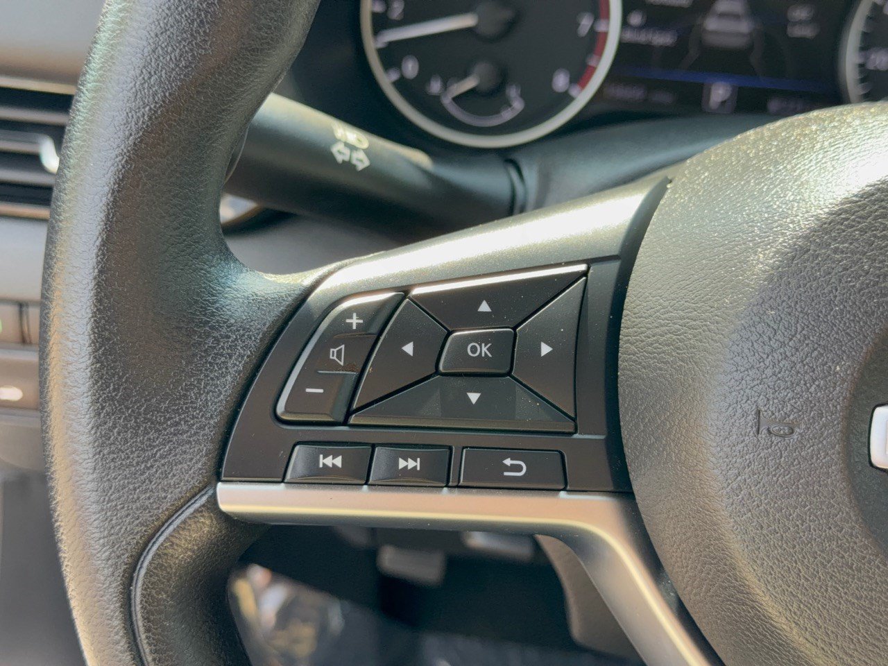 Used 2025 Nissan Sentra SV FWD image 18