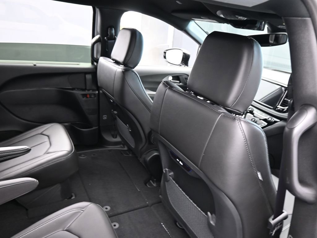 Used 2025 Chrysler Pacifica Select FWD image 39