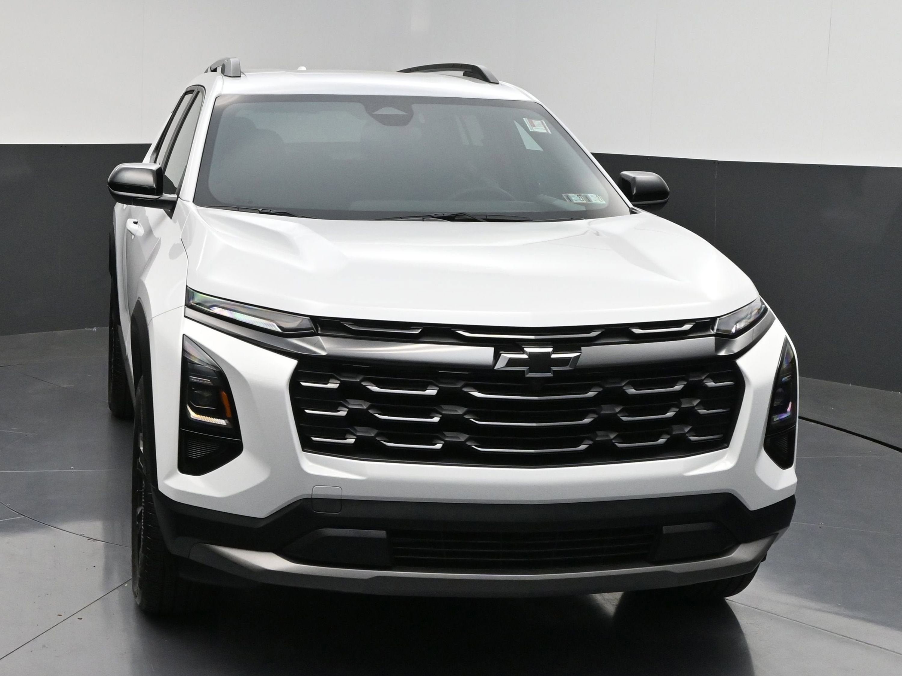 Used 2026 Chevrolet Equinox LT w/ Convenience Package II FWD image 2