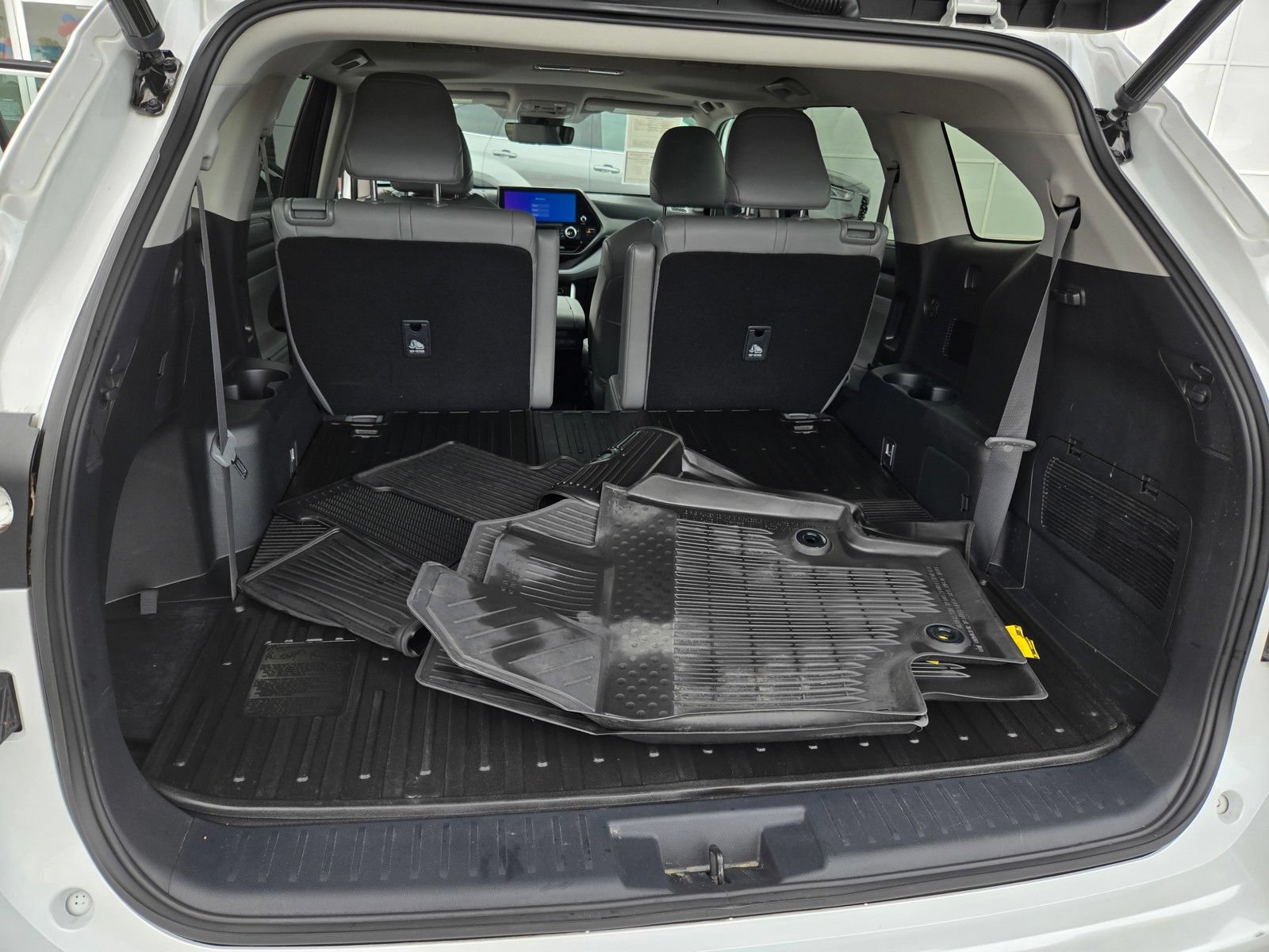 Used 2023 Toyota Highlander XLE AWD/4WD image 25