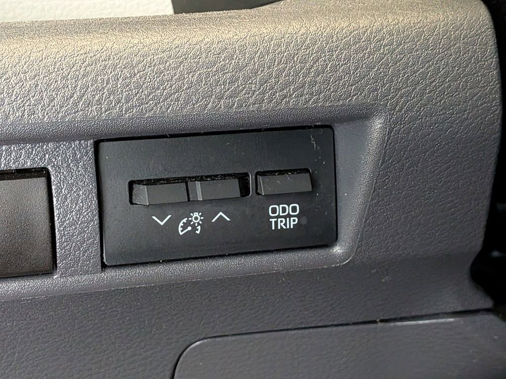 Used 2021 Toyota Sienna Limited image 22