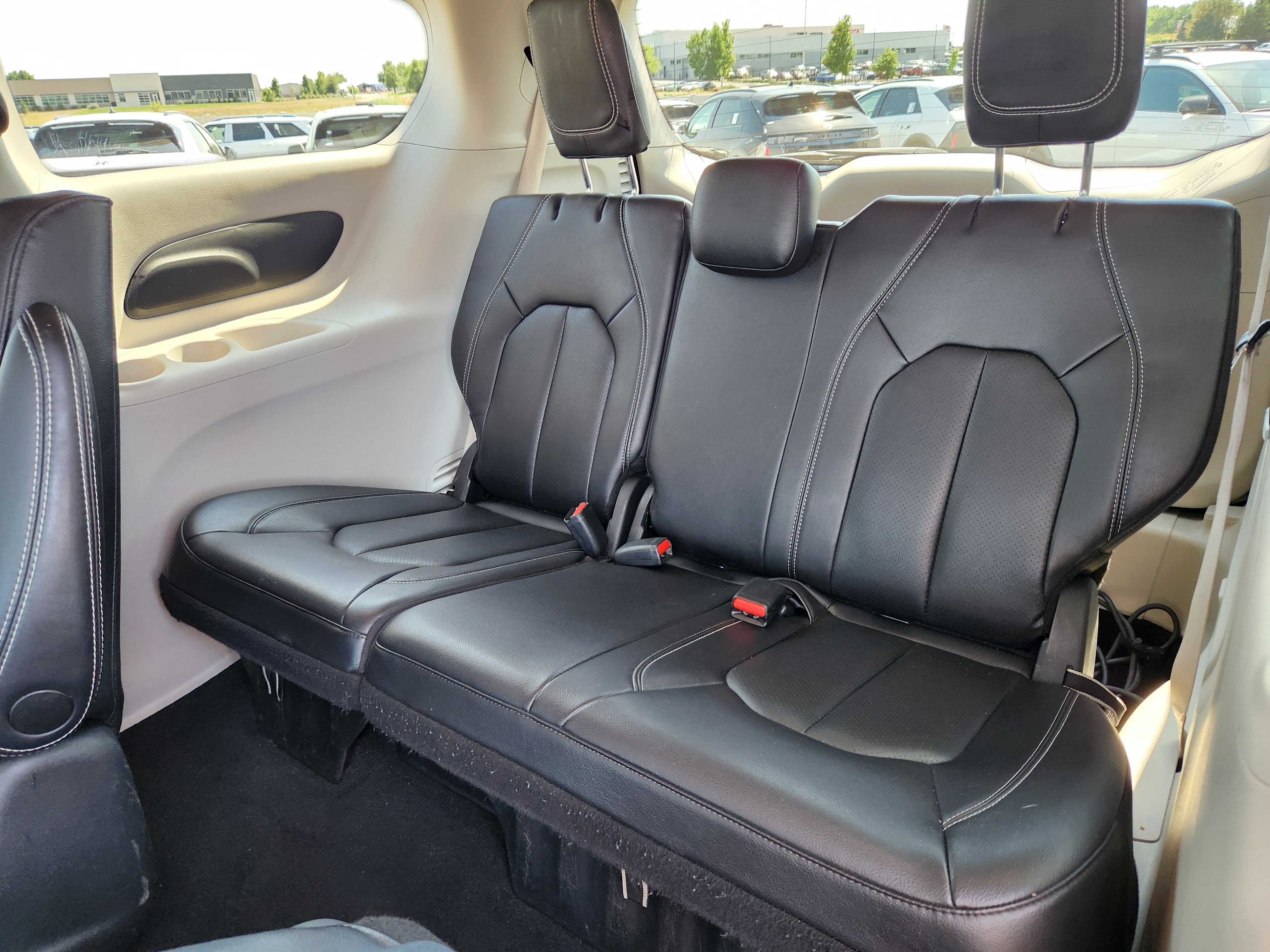 Used 2022 Chrysler Pacifica Touring-L image 11