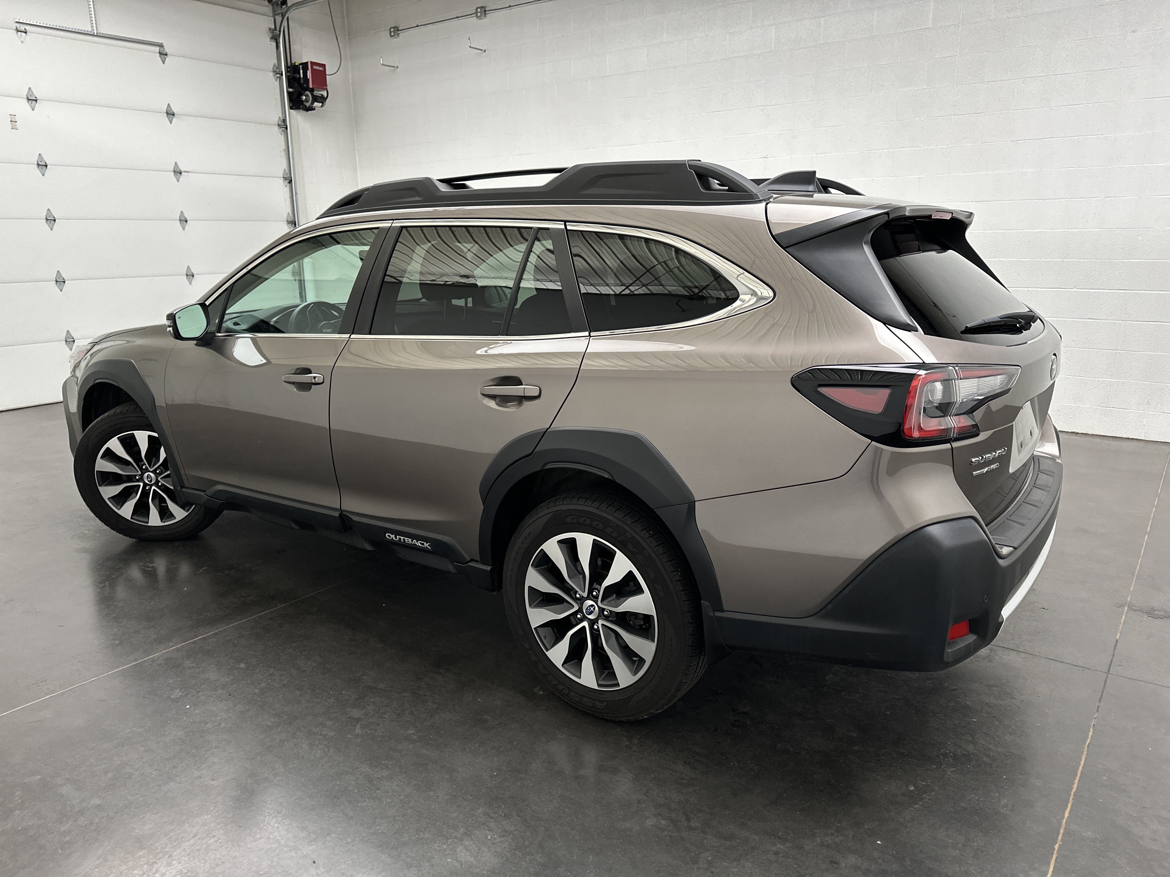 Used 2023 Subaru Outback Limited w/ Popular Package #2 AWD/4WD image 7