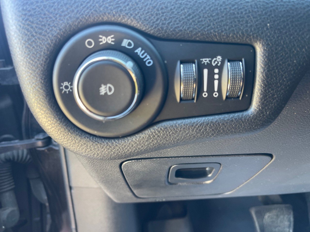 Used 2017 Jeep Cherokee Latitude FWD image 30