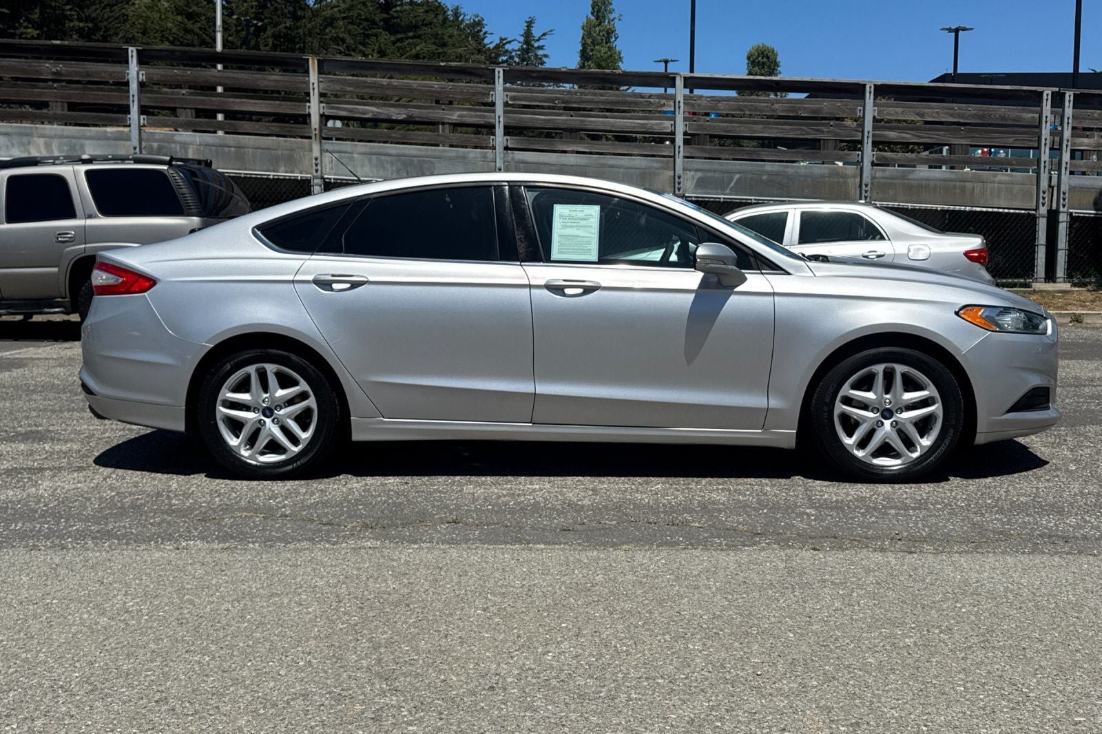 Used 2016 Ford Fusion SE FWD image 3