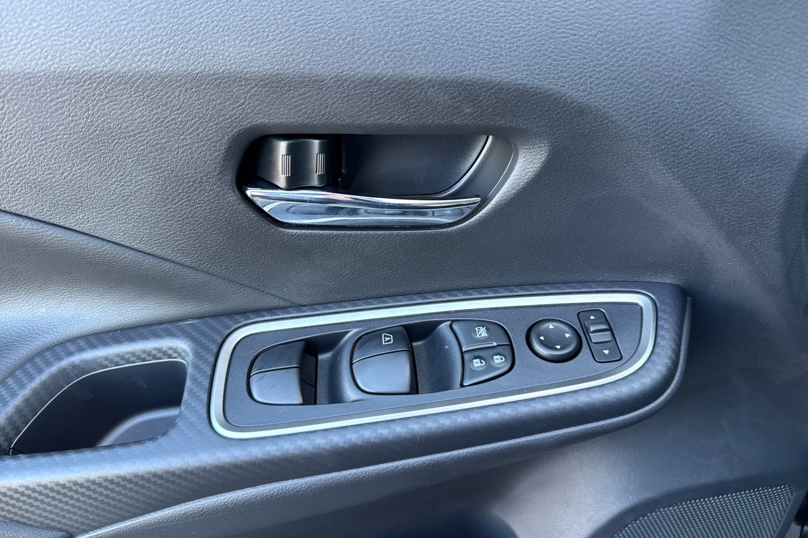 New 2025 Nissan Versa SR w/ Trunk Package image 8