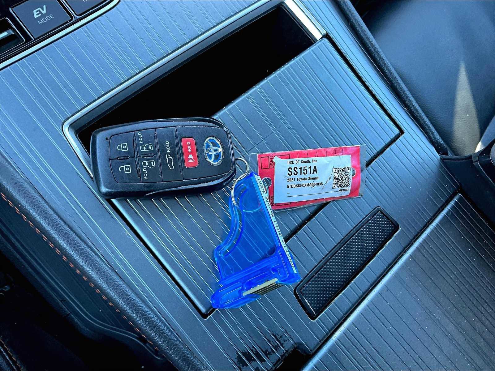 Used 2021 Toyota Sienna XSE image 32
