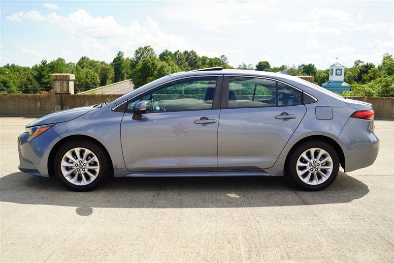 Used 2022 Toyota Corolla XLE FWD image 2