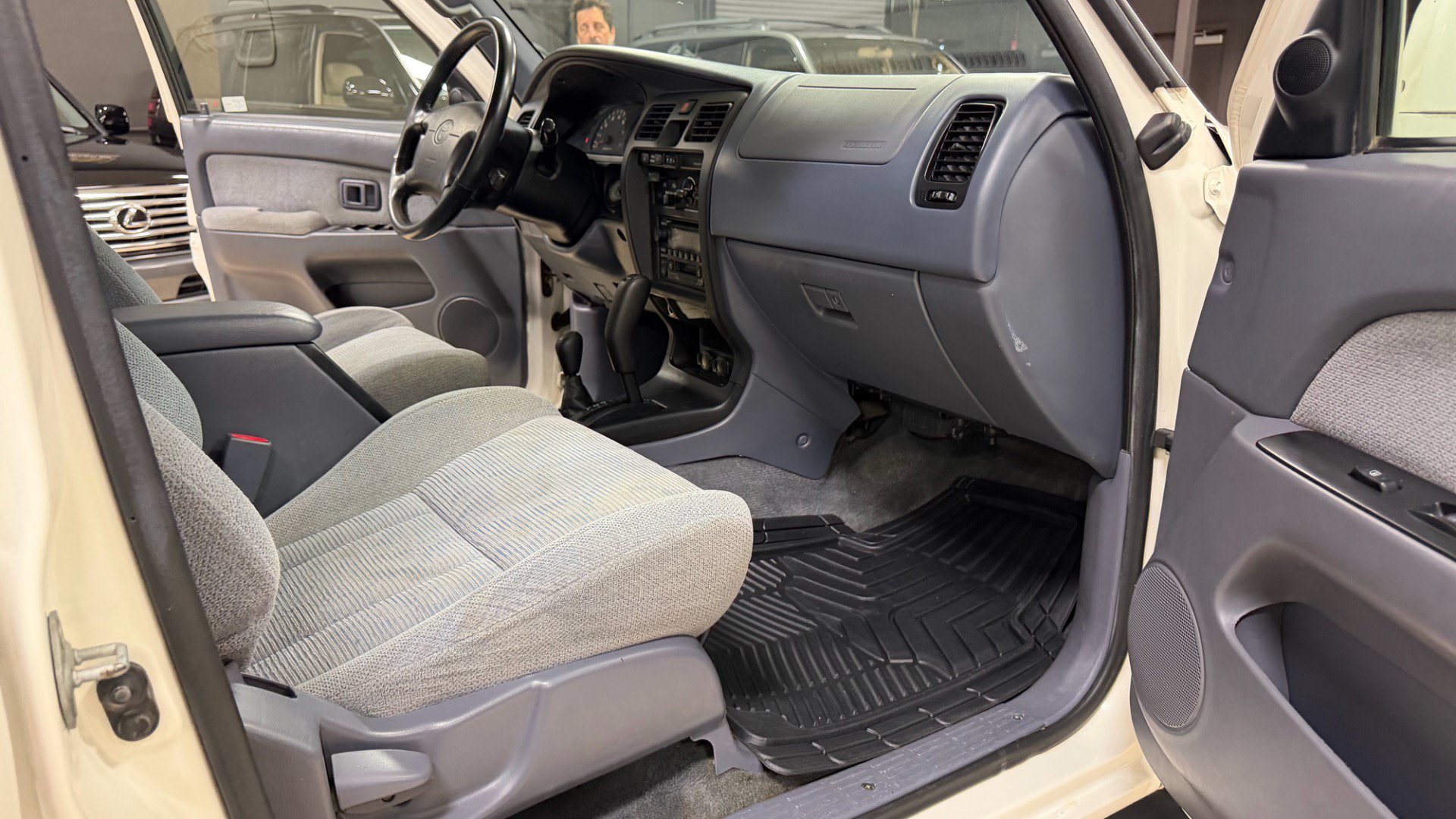 Used 2000 Toyota 4Runner SR5 w/ Upgrade Value Pkg 4 AWD/4WD image 18