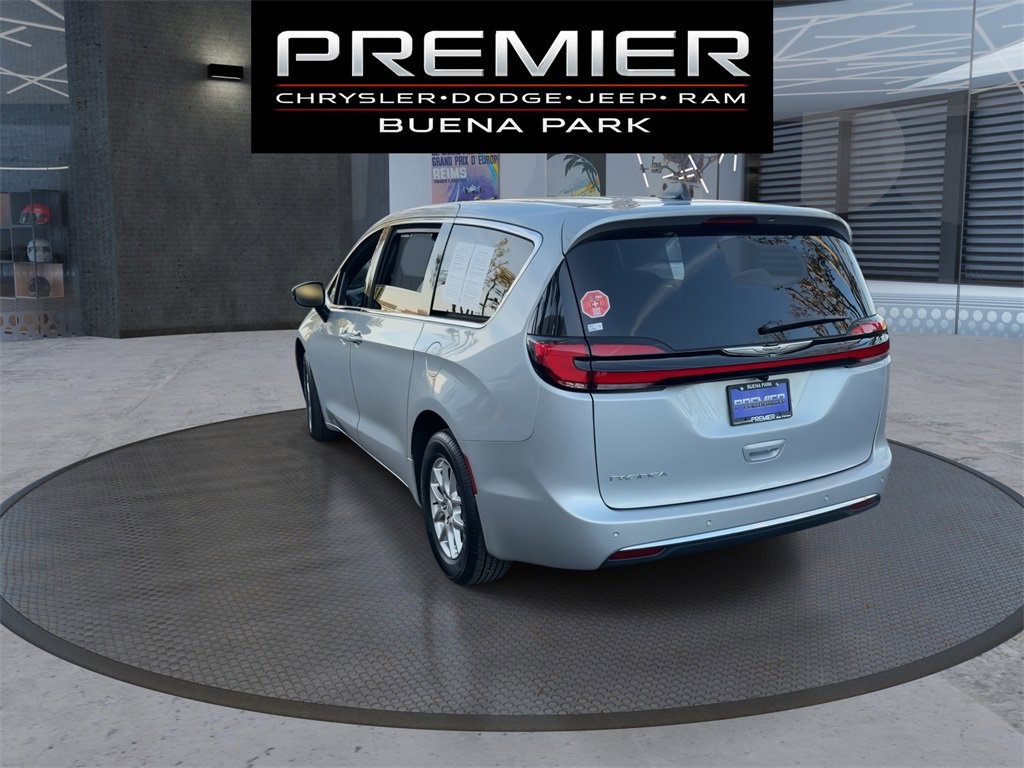 Used 2026 Chrysler Pacifica Select image 6