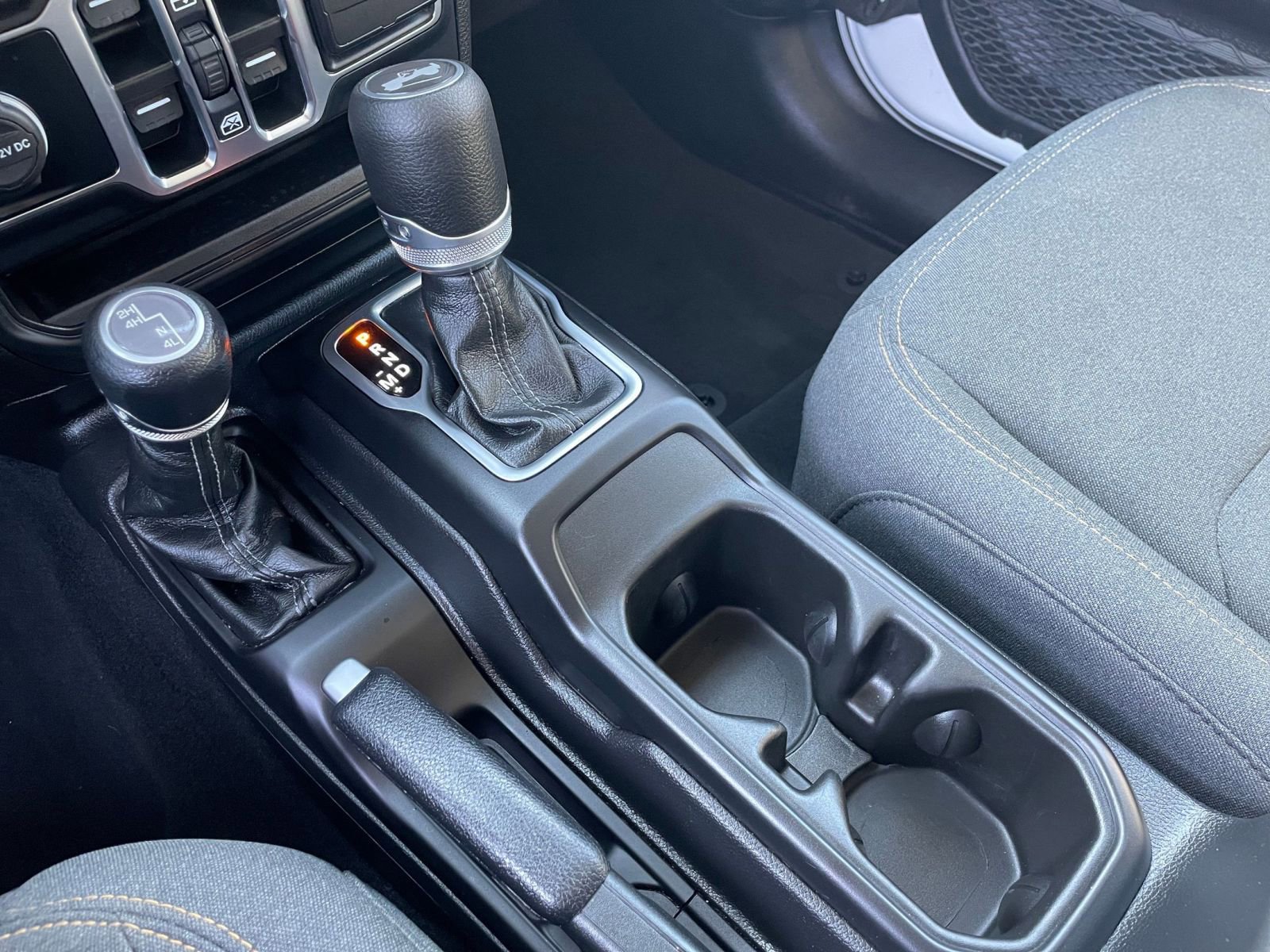 Used 2025 Jeep Wrangler Sahara image 40