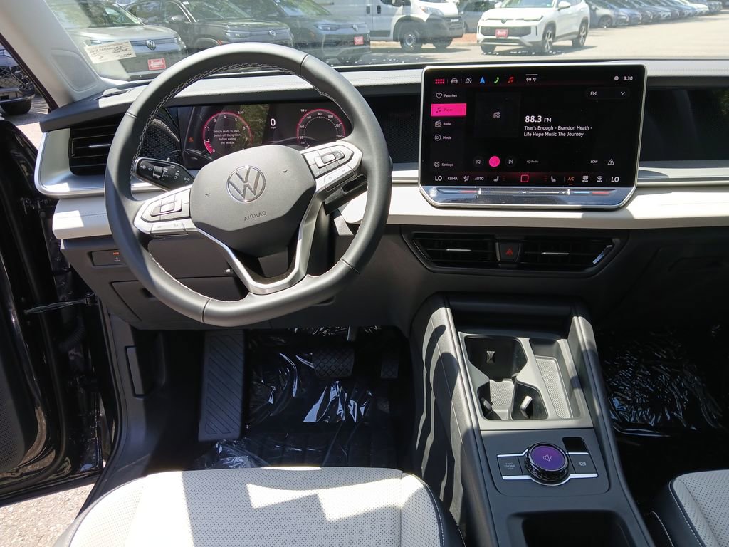 Used 2025 Volkswagen Tiguan SE image 14