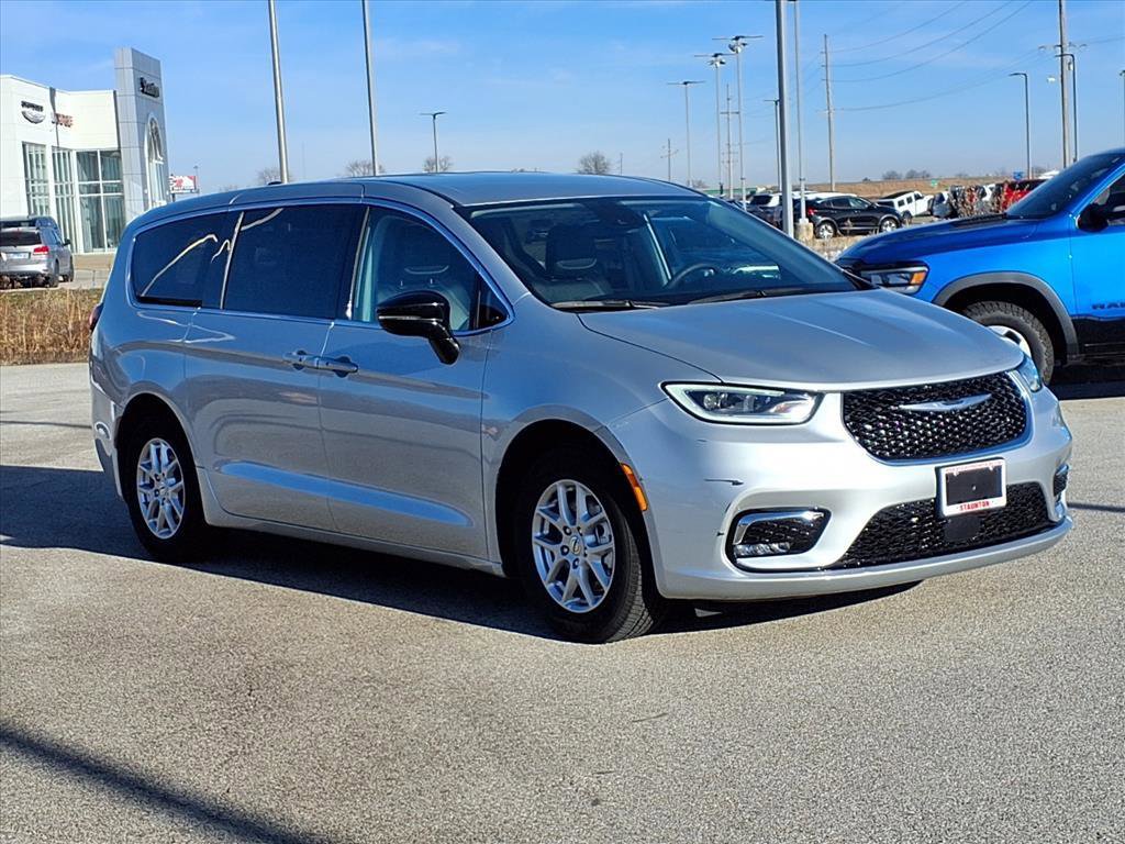 Used 2024 Chrysler Pacifica Touring-L image 1