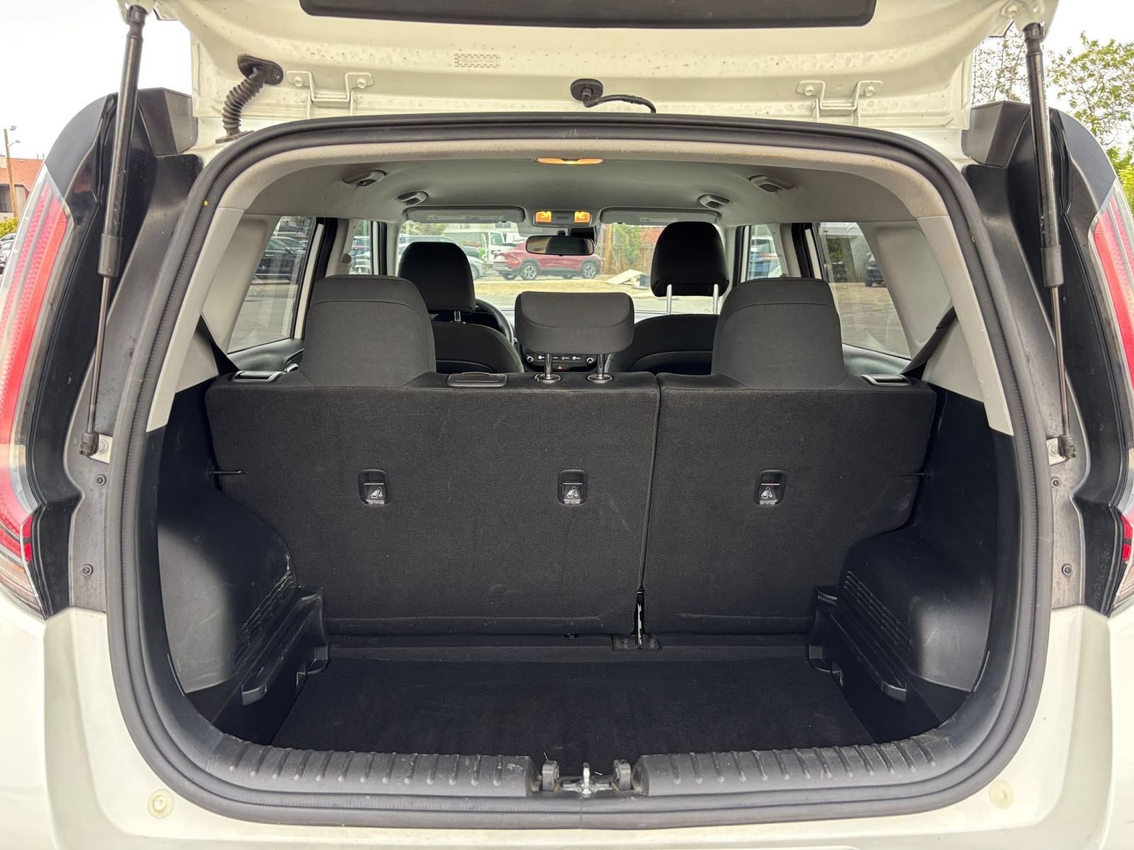 Used 2025 Kia Soul LX w/ LX Technology Package FWD image 28