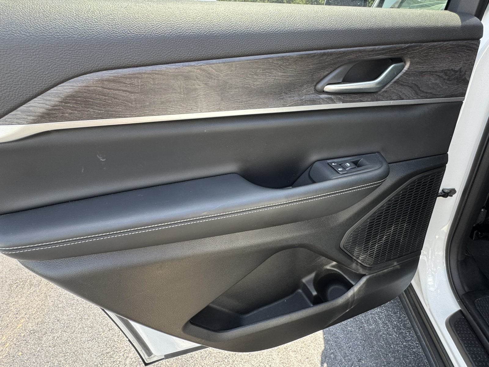 Used 2024 Jeep Grand Cherokee L Limited RWD image 24
