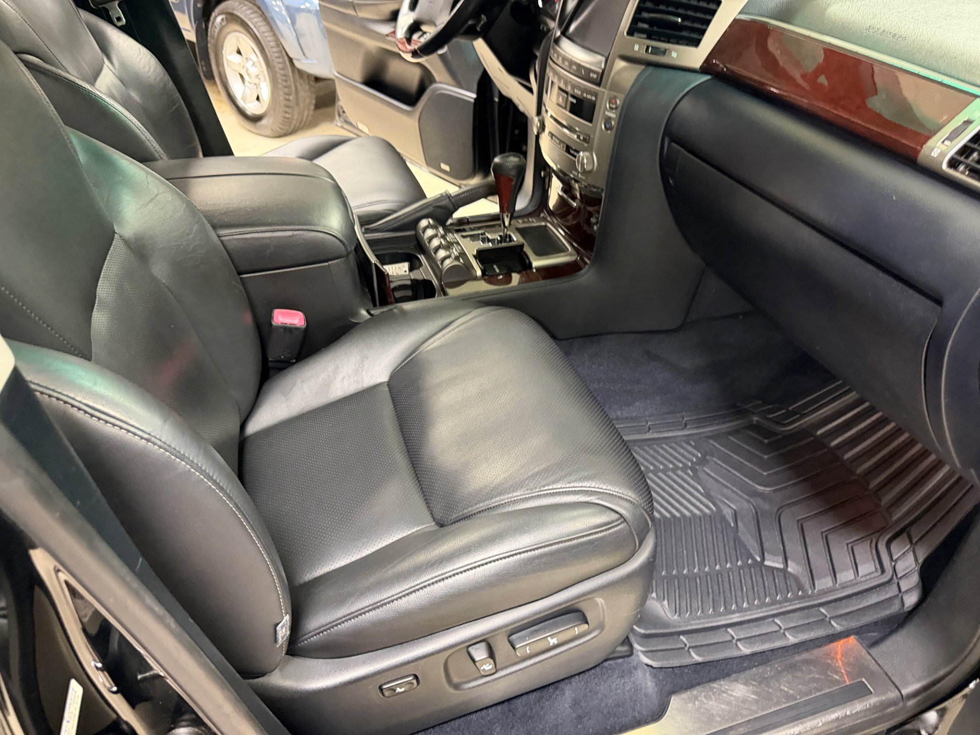 Used 2013 Lexus LX 570 4WD w/ Luxury Pkg w/Pre-crash image 28